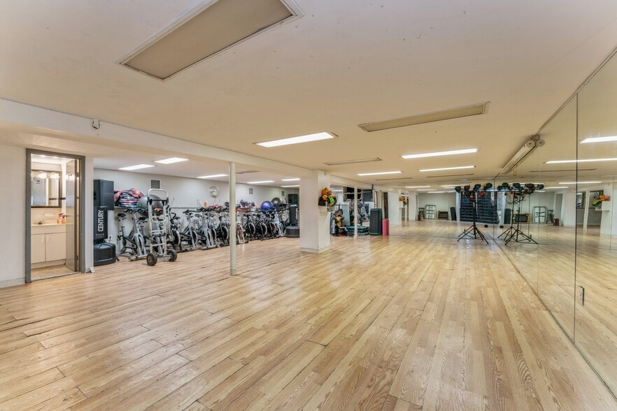 More Photos Of 917 Hempstead Tpke, Franklin Square Storefront For Sale