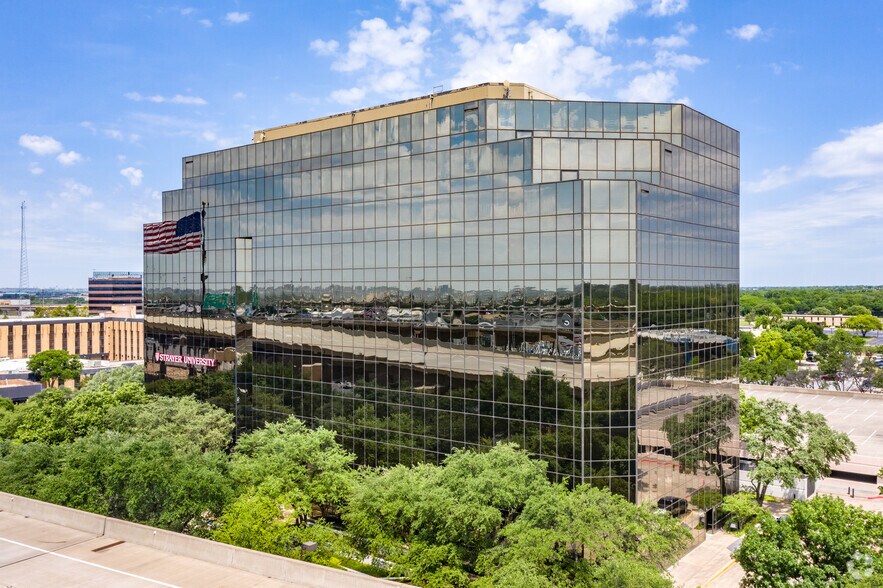 More Photos Of 2711 Lyndon B Johnson Fwy, Dallas Office For Lease