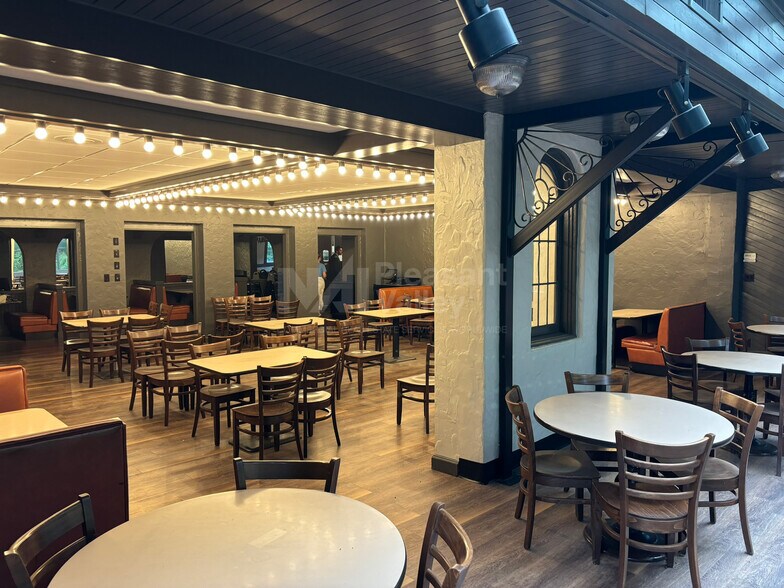 More Photos Of 3983 Darrow Rd, Stow Restaurant For Sale