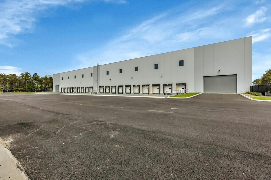 More Photos Of 645 National Blvd, Medford Distribution For Lease