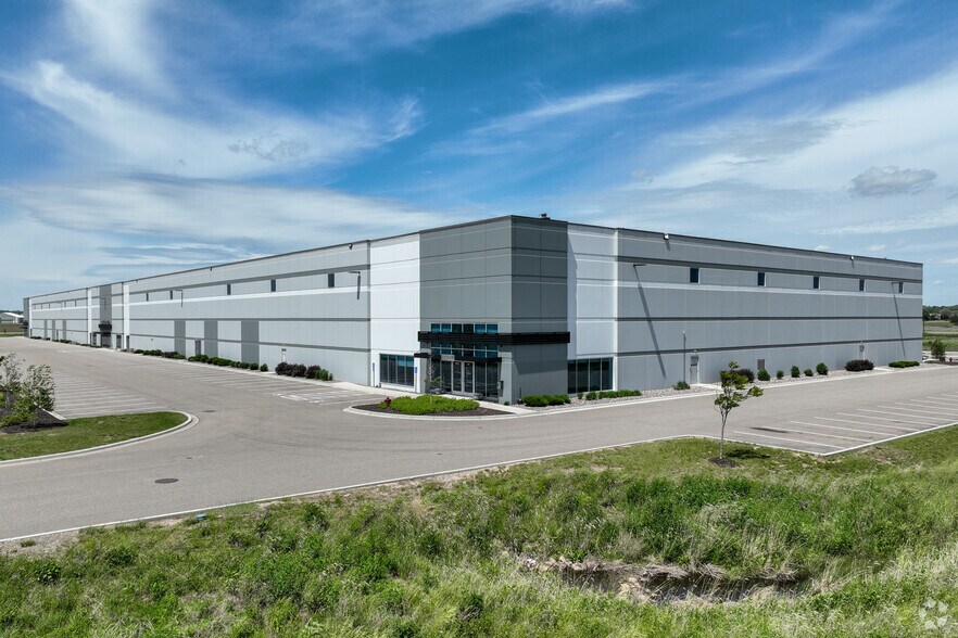 More Photos Of 22160 Cedar Ave, Lakeville Distribution For Lease