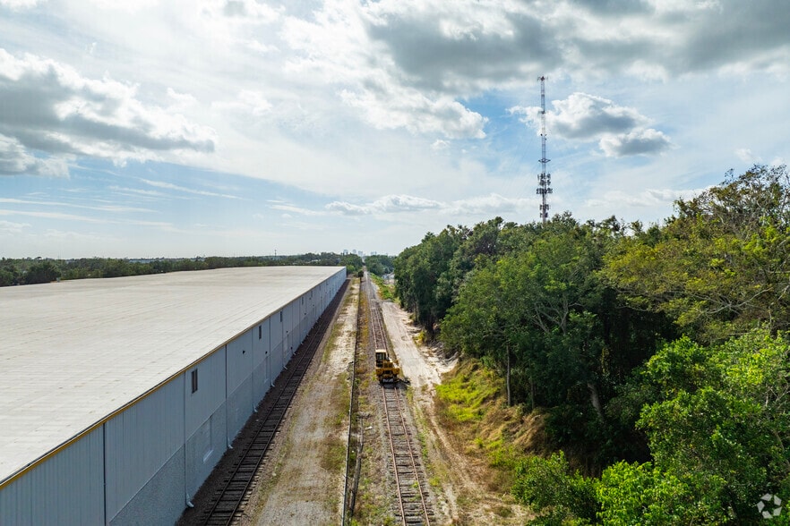 More Photos Of 6708 Harney Rd, Tampa Distribution For Lease