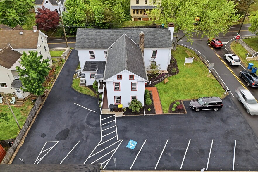 More Photos Of 46 Hilltown Pike, Line Lexington Office For Sale
