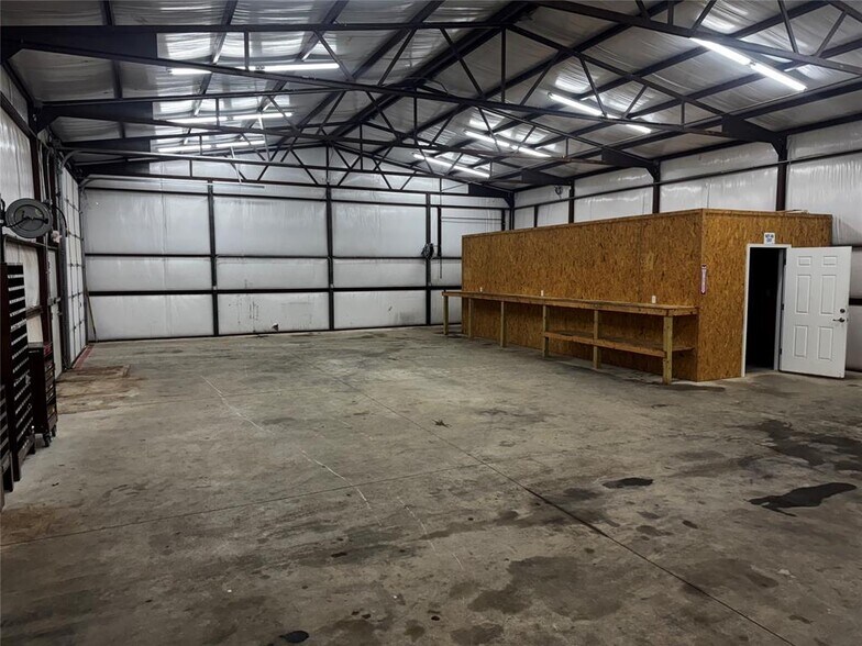 More Photos Of 7811 Kickapoo Ave, Shawnee Warehouse For Lease