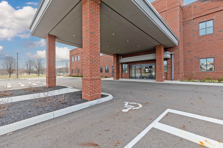 More Photos Of 6455 W Campus Oval, New Albany Medical For Lease