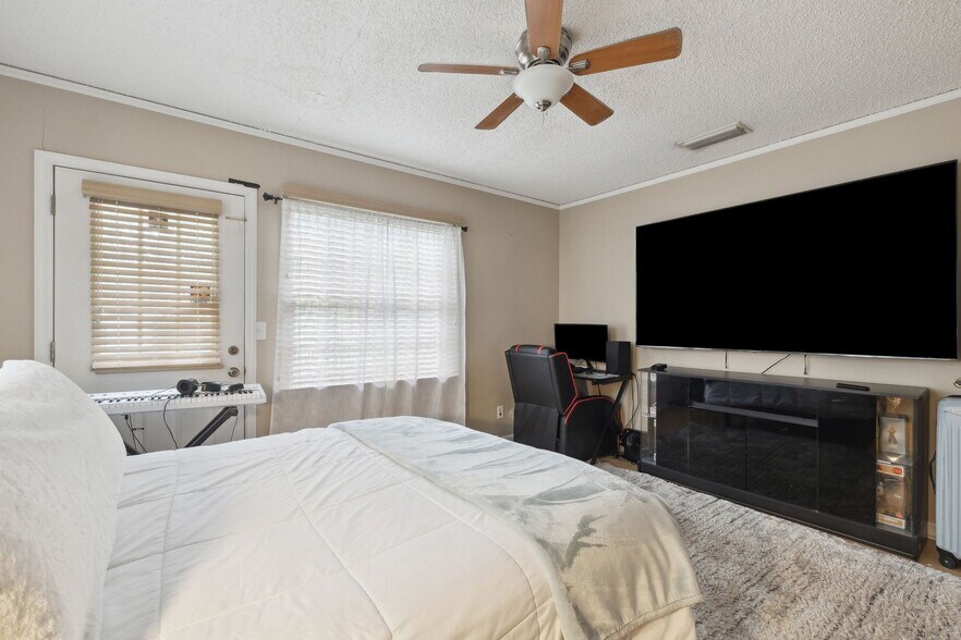 More Photos Of 8463 Beach Blvd, Jacksonville Freestanding For Lease