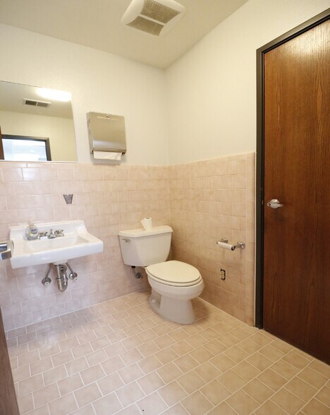 More Photos Of 16017 Tuscola Rd, Apple Valley Medical For Lease