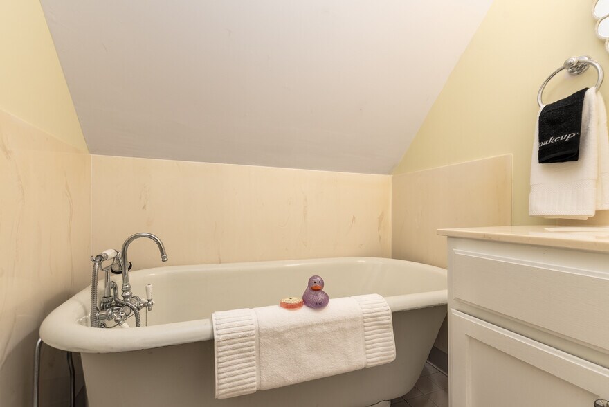 More Photos Of 2727 Saint Charles Ave, New Orleans General Retail For Sale