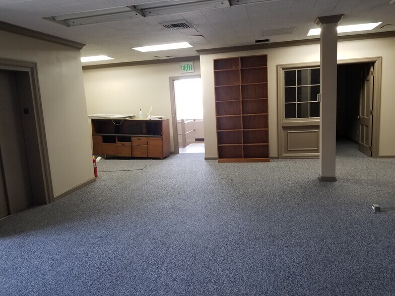 More Photos Of 49 Public Sq, Shelbyville Office For Sale
