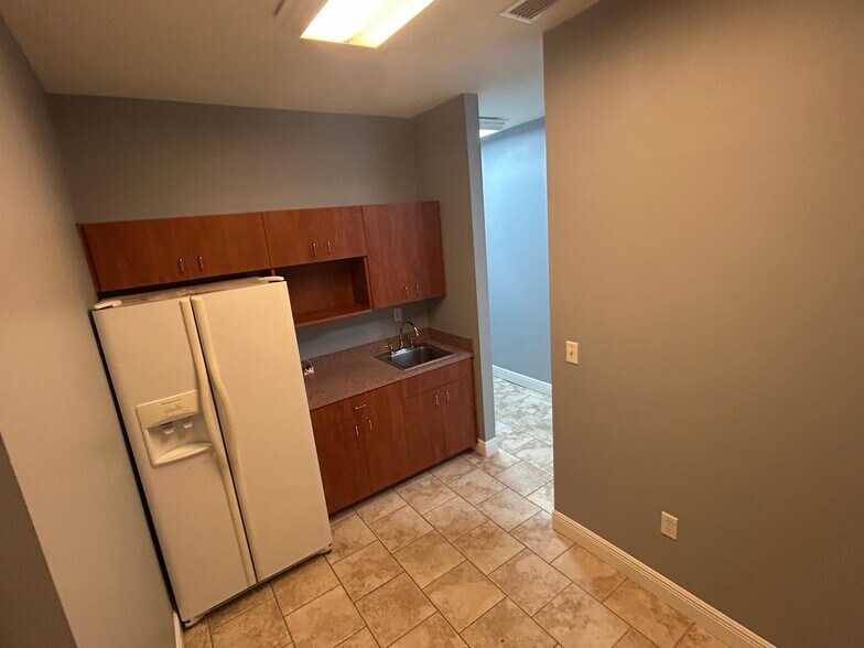 More Photos Of 565 S Hercules Ave, Clearwater Office For Lease