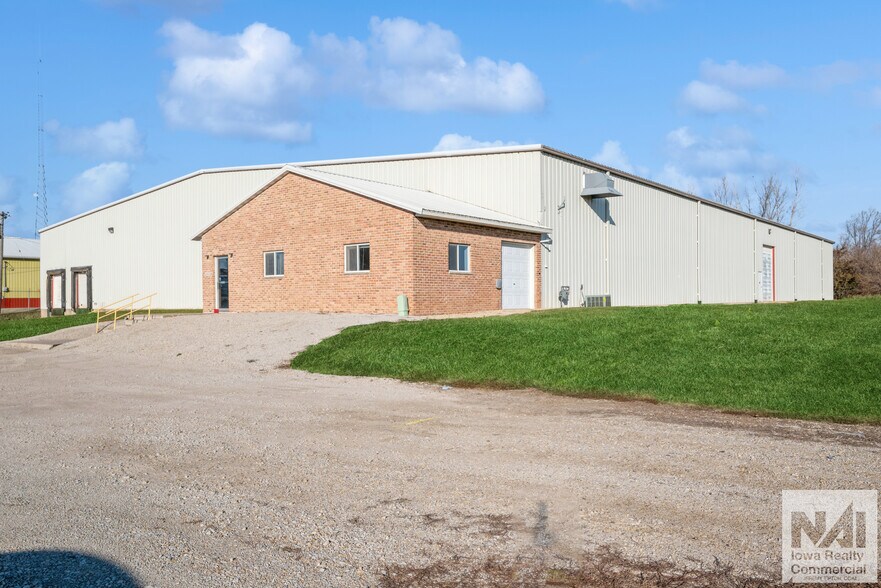 More Photos Of 1613 W 1st St, Vinton Warehouse For Lease