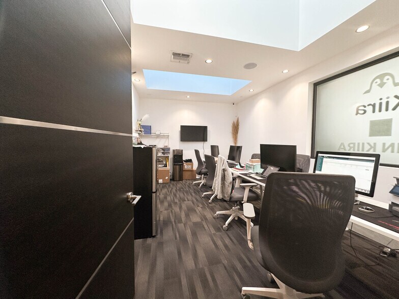 More Photos Of 7225 Melrose Ave, Los Angeles Medical For Sale