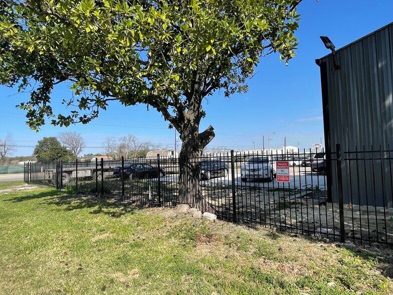 More Photos Of 2102 Aldine Bender Rd, Houston Industrial For Sale