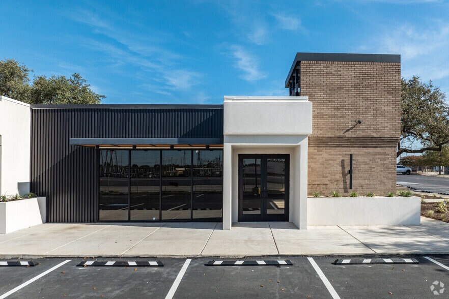 More Photos Of 13755 Lyndon B Johnson Freeway, Garland Restaurant For Lease