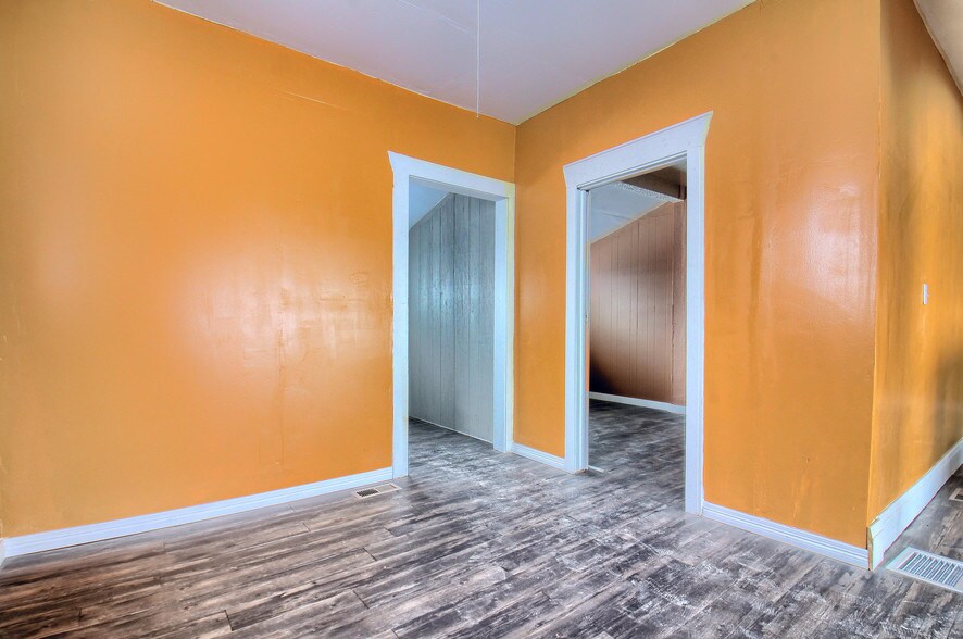 More Photos Of 2555 Sheridan Blvd, Edgewater Storefront Retail Office For Sale