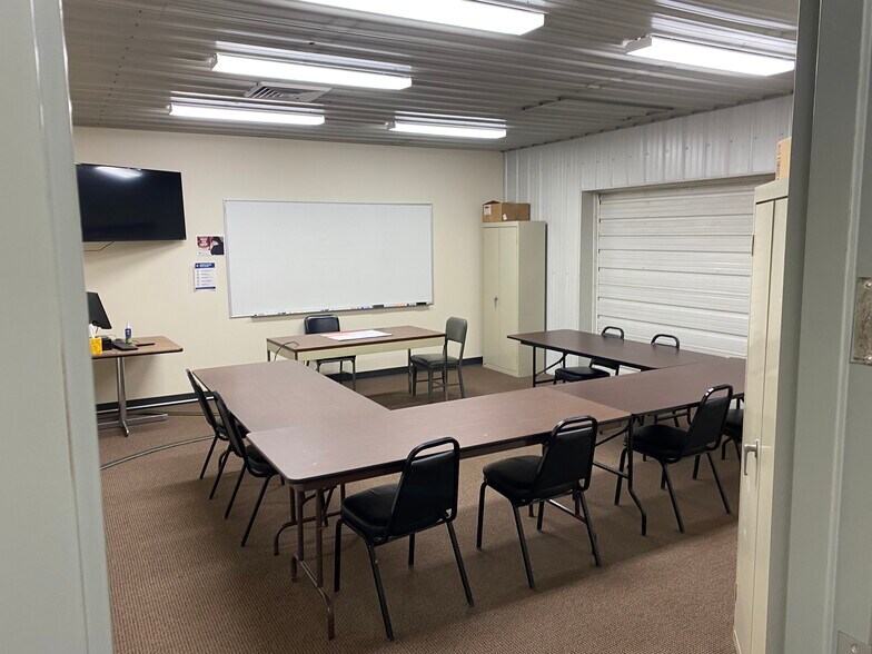 More Photos Of 6930 SR 67 Hwy, Muncie Light Distribution For Sale