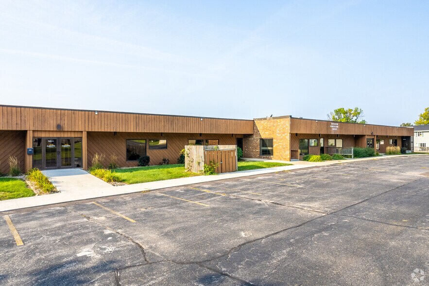 More Photos Of 2600 72nd St, Urbandale Office For Lease