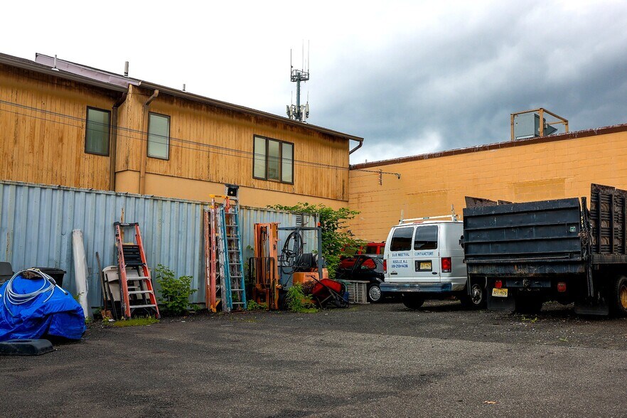 More Photos Of 231 E 1st Ave, Roselle Manufacturing For Lease