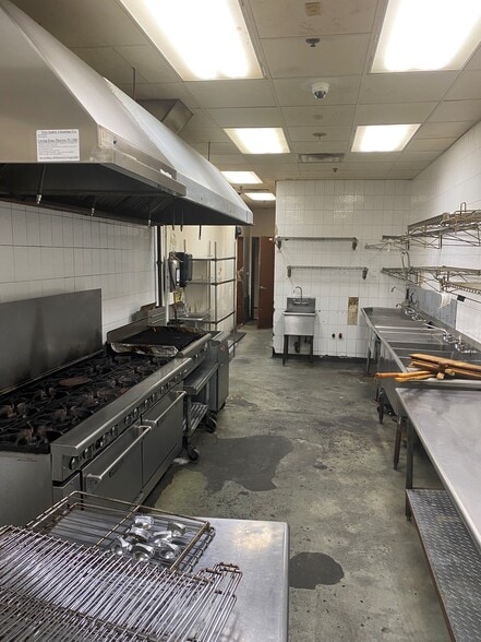 More Photos Of 1161-1165 Old Country Rd, Plainview Unknown For Lease