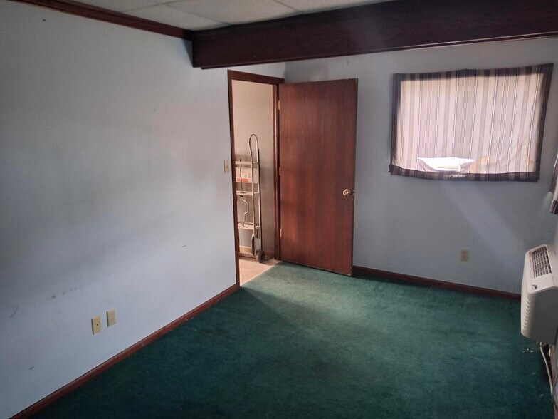 More Photos Of 235 SW Gage Blvd, Topeka Self Storage For Lease