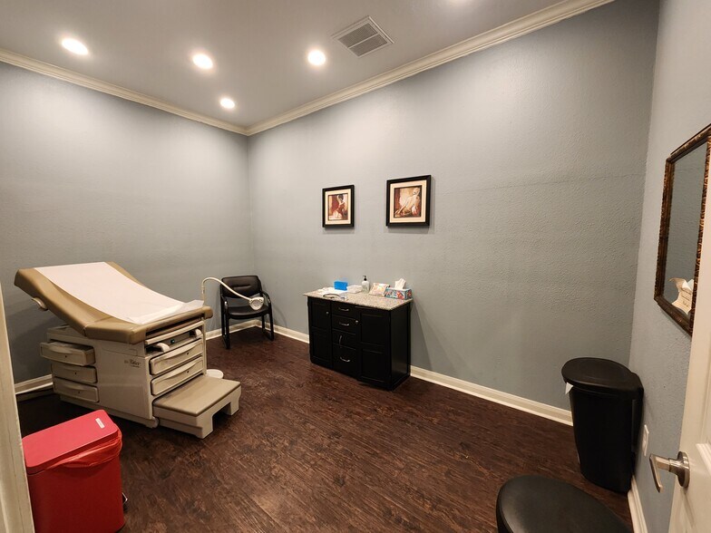 More Photos Of 225 E Edgewood Dr, Friendswood Hospital For Lease