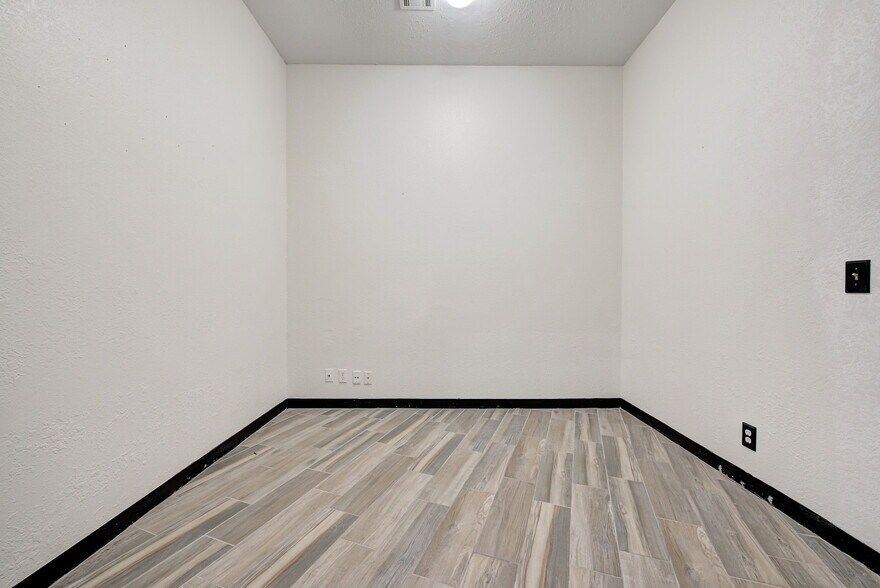 More Photos Of 7917 N May Ave, Oklahoma City Freestanding For Sale