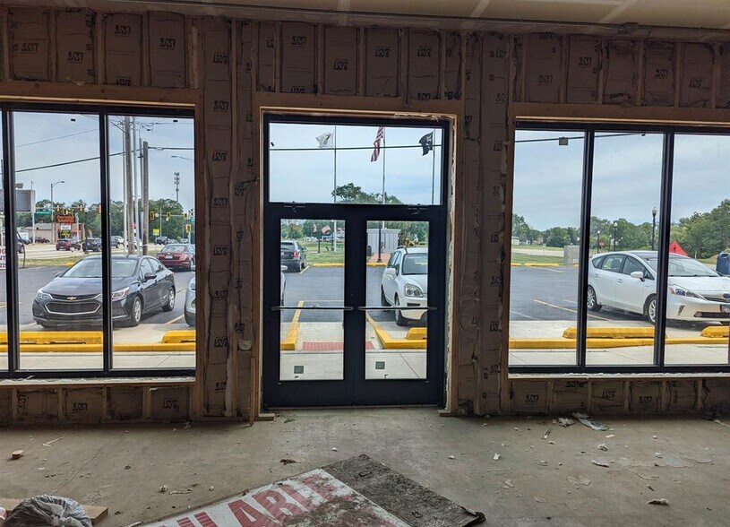 More Photos Of 208-216 N Main St, Creve Coeur Freestanding For Lease