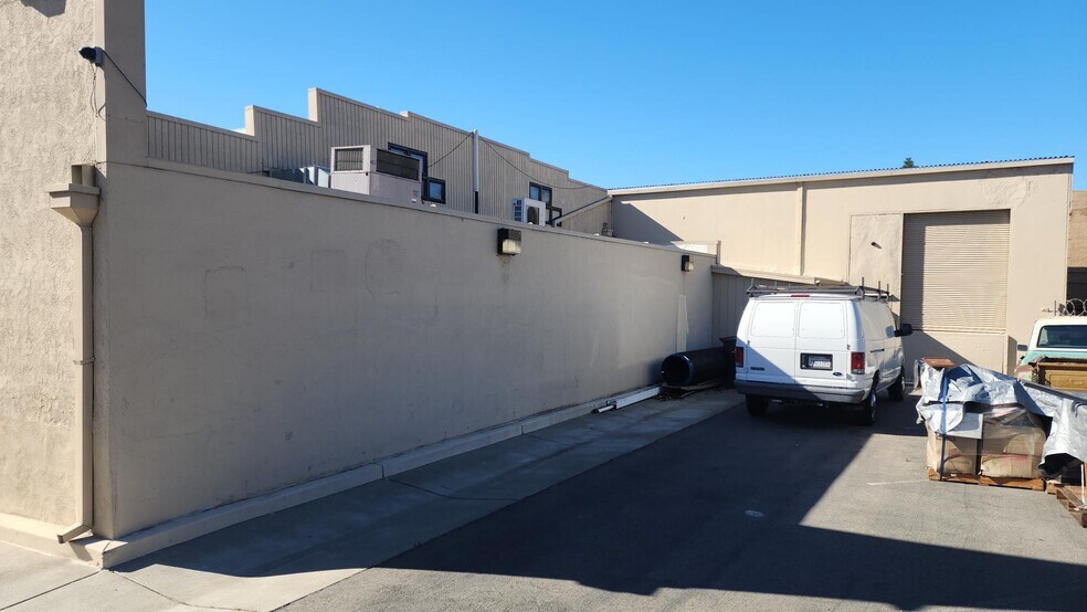 More Photos Of 17180-17200 Foothill Blvd, Castro Valley Warehouse For Lease