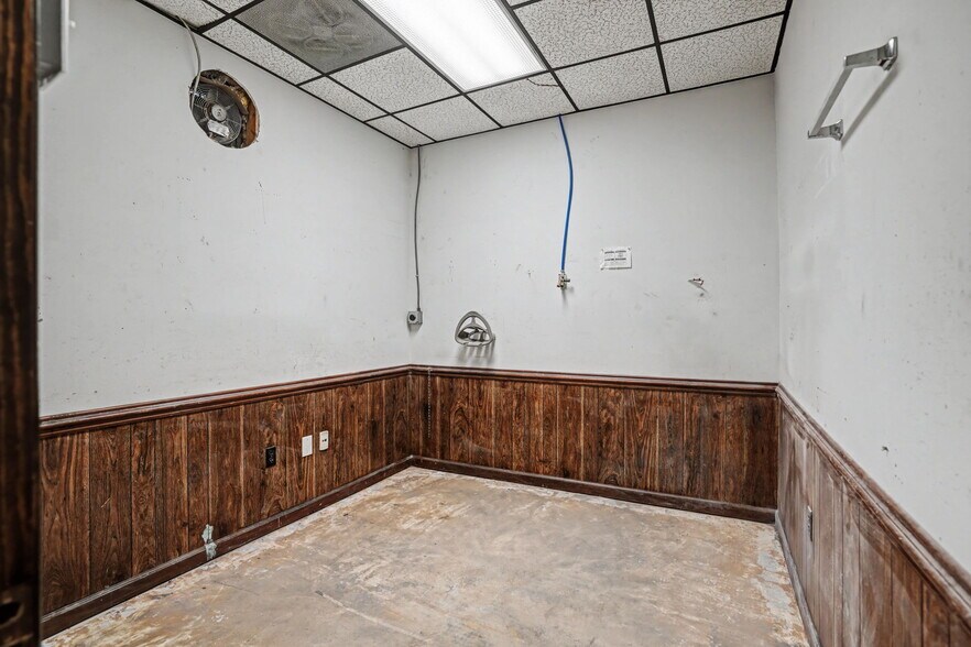 More Photos Of 3021 E Victory Dr, Savannah Office For Sale