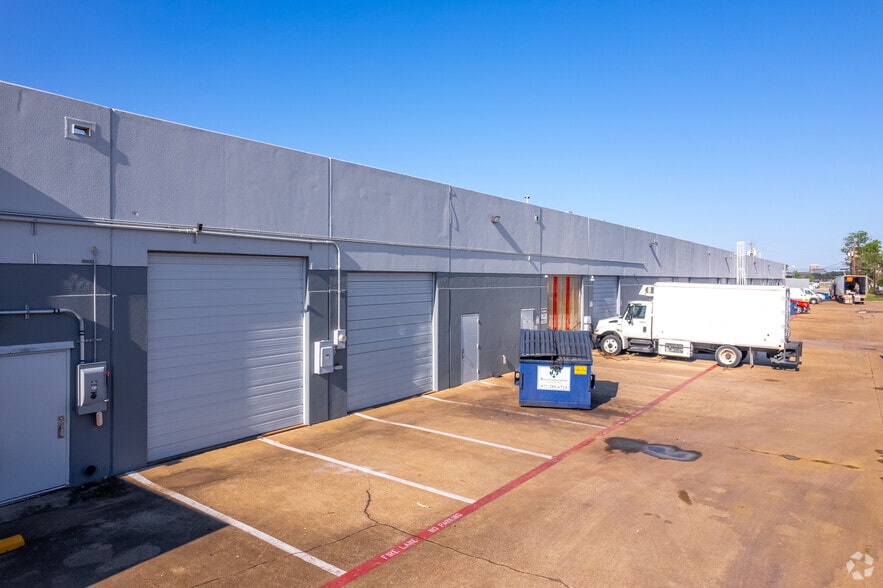 More Photos Of 2154 W Northwest Hwy, Dallas Unknown For Lease