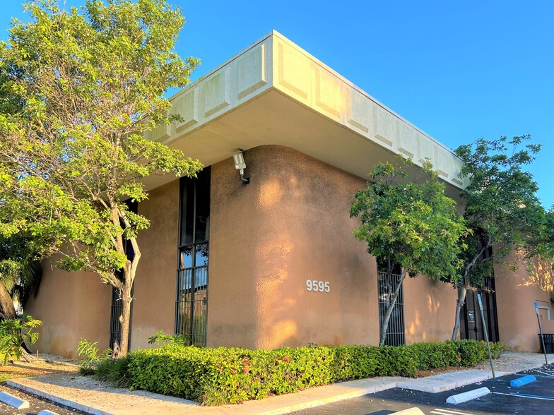 More Photos Of 9555 N Kendall Dr, Miami Office For Lease