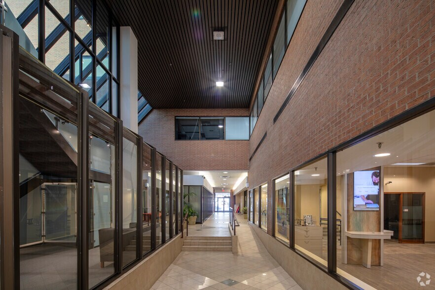 More Photos Of 277 Lakeshore Rd E, Oakville Office For Lease