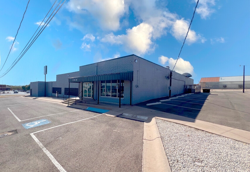Primary Photo Of 1910 35th St, Snyder Sports And Entertainment For Sale
