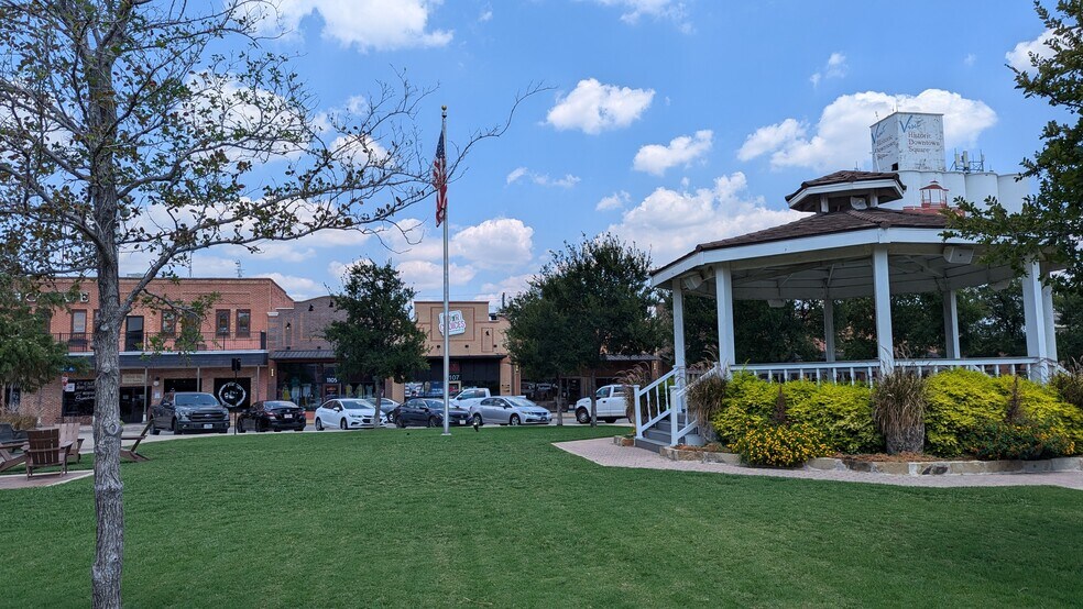 More Photos Of 1017 S Broadway St, Carrollton Storefront For Sale