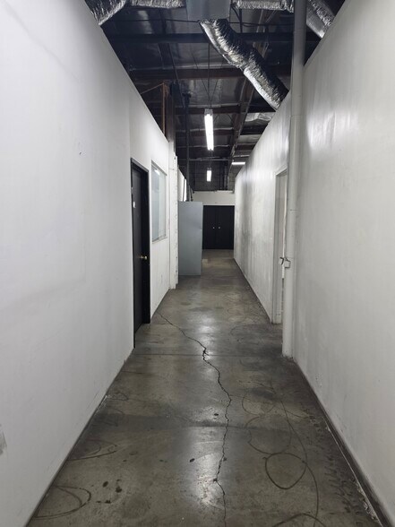More Photos Of 341 W 31st St, Los Angeles Warehouse For Lease