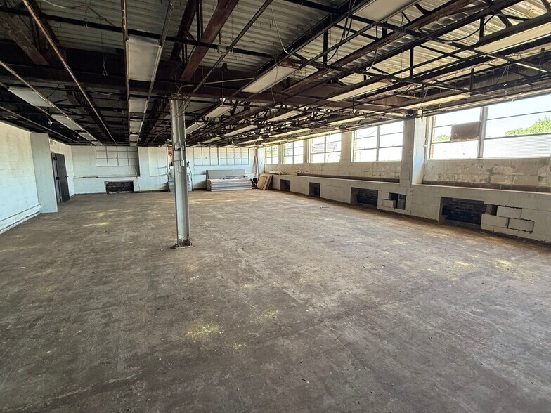 More Photos Of 301 W 3rd St, Sterling Manufacturing For Lease