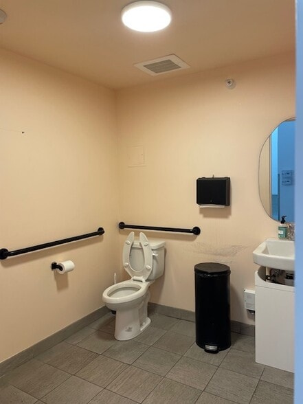 More Photos Of 810 E Pico Blvd, Los Angeles General Retail For Lease