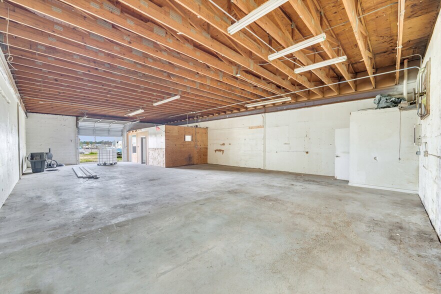 More Photos Of 3559 Veronica S Shoemaker Blvd, Fort Myers Warehouse For Sale