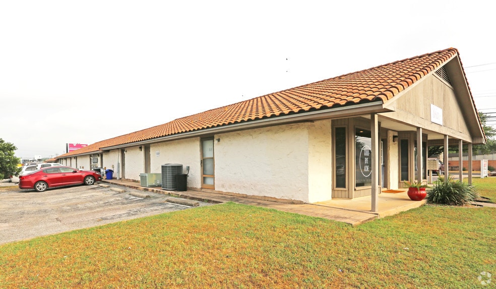More Photos Of 2105 Justin Ln, Austin General Retail For Lease