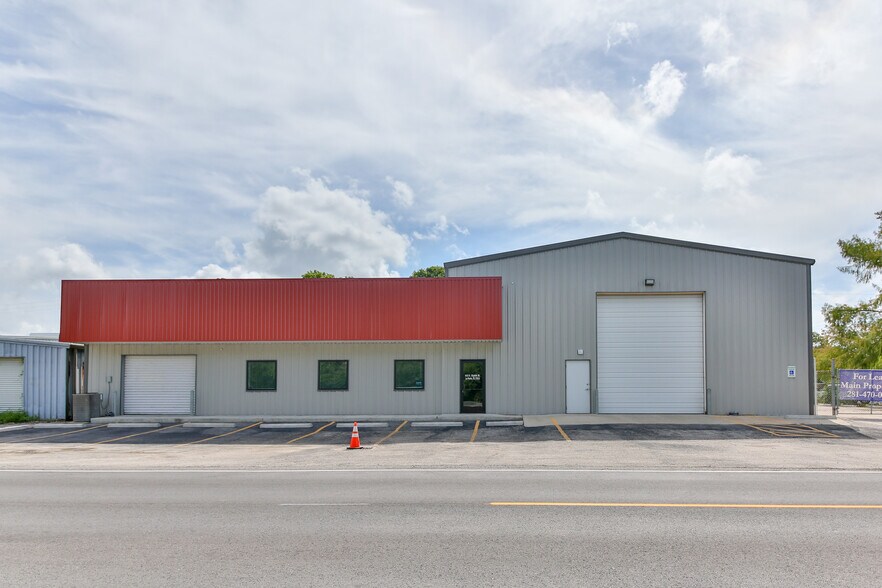 More Photos Of 423 S 8th St, La Porte Distribution For Lease