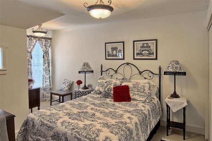 More Photos Of 230 Wellington St, Traverse City Hospitality For Sale