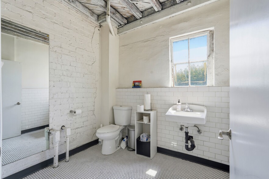 More Photos Of 714 Ducommun St, Los Angeles Manufacturing For Sale