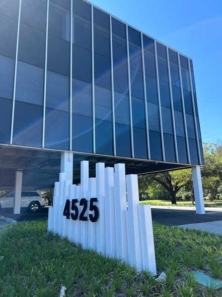 More Photos Of 4525 Lemmon Ave, Dallas Office For Lease