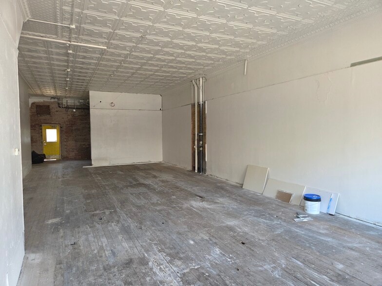 More Photos Of 2218 College St, Cedar Falls Storefront For Lease