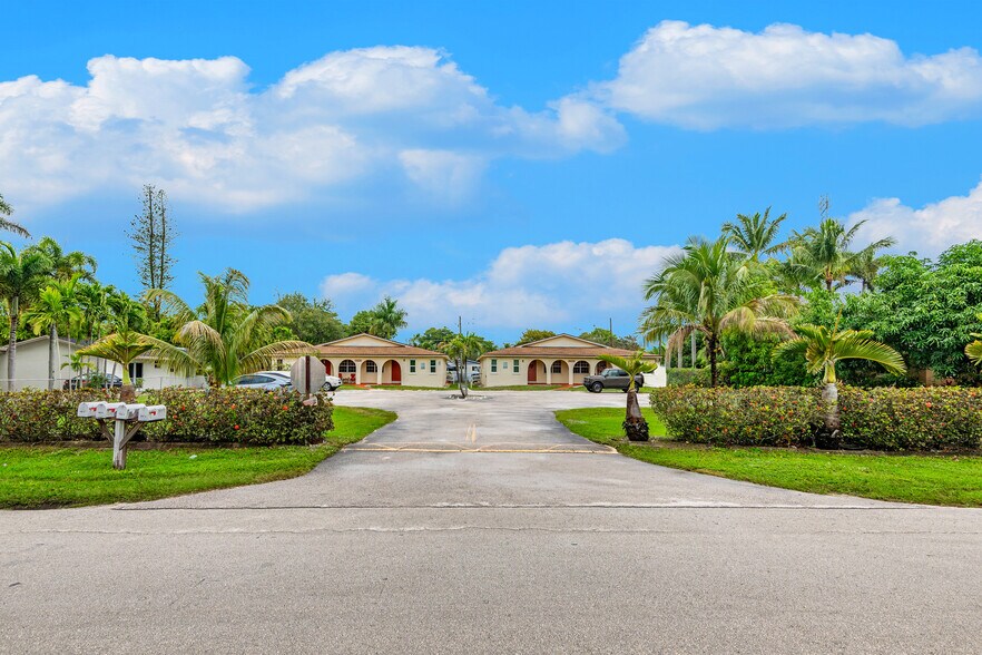 More Photos Of 4063-4065 SW 51st St, Fort Lauderdale Apartments For Sale