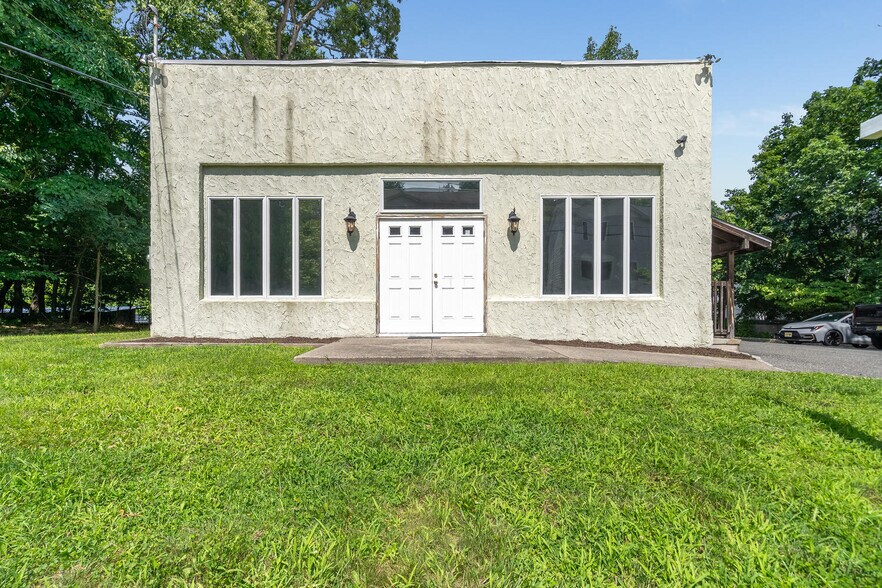 More Photos Of 23 Pawnee Ave, Rockaway Office For Sale