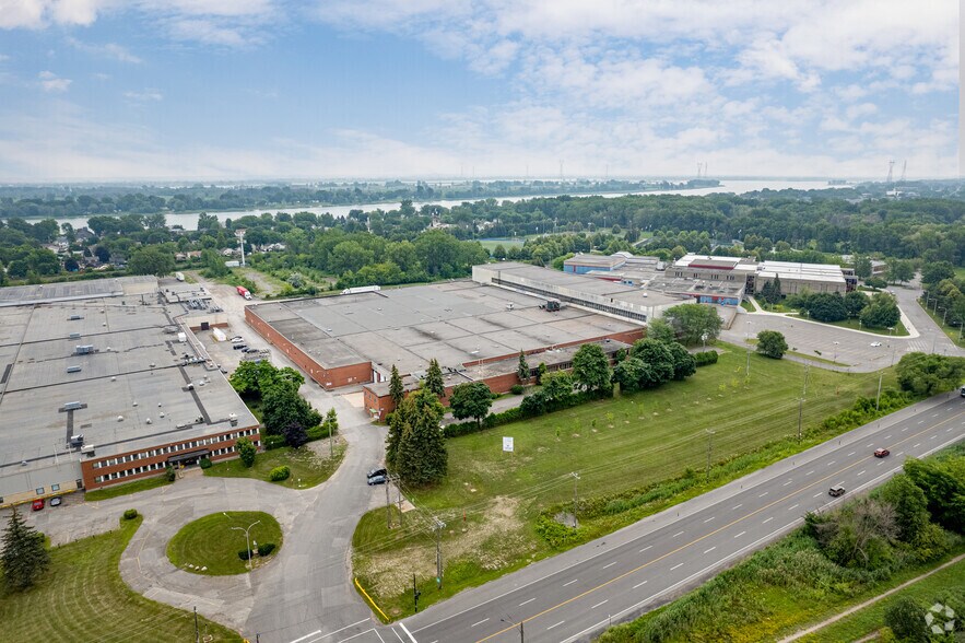 More Photos Of 15300 Rue Sherbrooke E, Montréal Warehouse For Lease