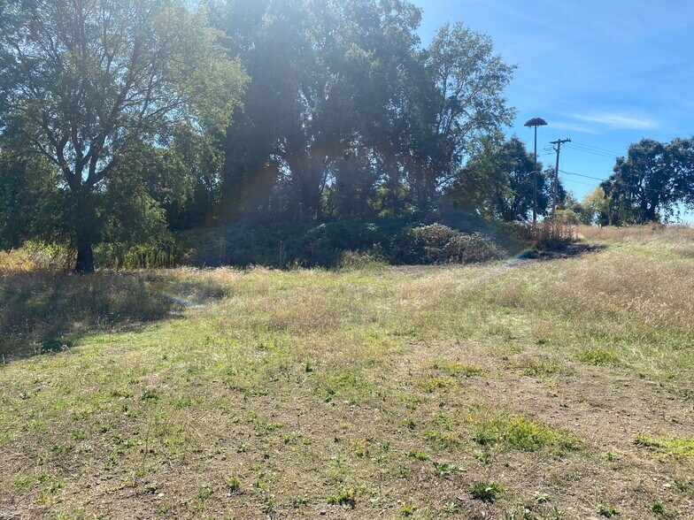 More Photos Of 2387-2420 Lakeshore Blvd, Nice Land For Sale