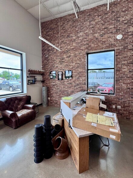 More Photos Of 1009 W 2nd St, Taylor Flex For Sale