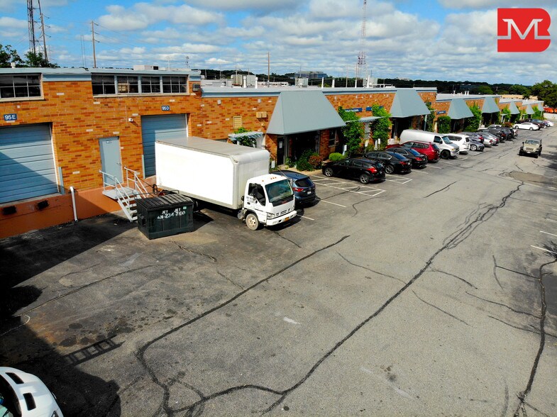 More Photos Of 95 Hoffman Ln, Islandia Warehouse For Lease